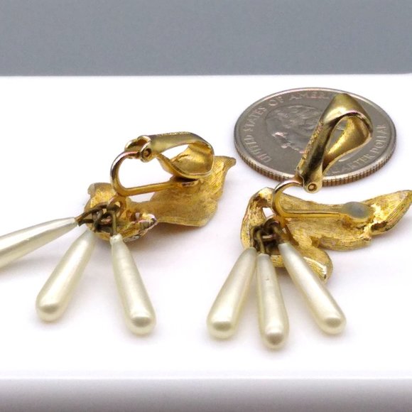 Vintage Vendome Brushed Leaf Earrings with Elongated Teardrop Pearl Dangles - Picture 4 of 5